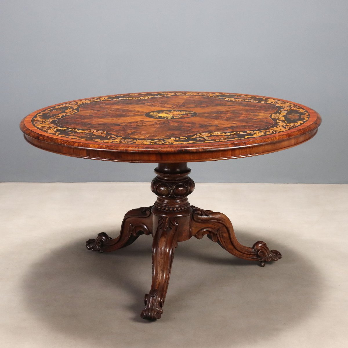 Table en noyer à marqueterie florale - Hollande du XIXe siècle