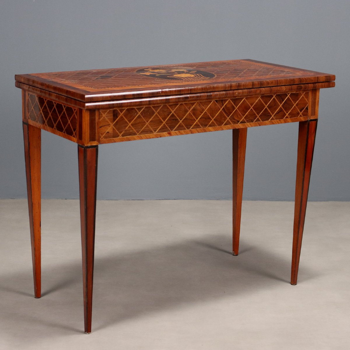 Table à Jeux Ancienne Plaquée en Differents Bois XVIIIe Siècle