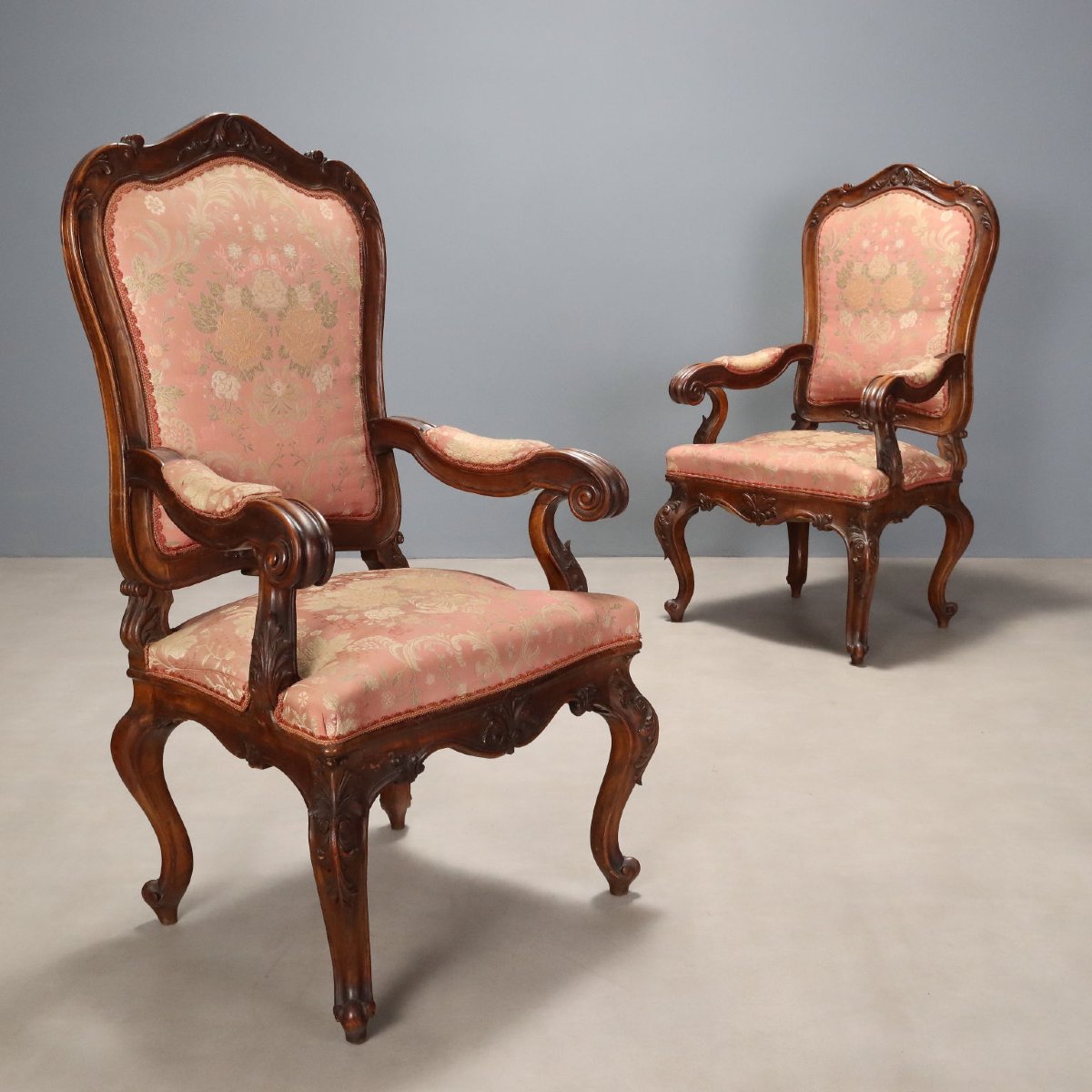 Paire de Fauteuils Louis-Philippe en Noyer Italie du milieu du XIXe siècle