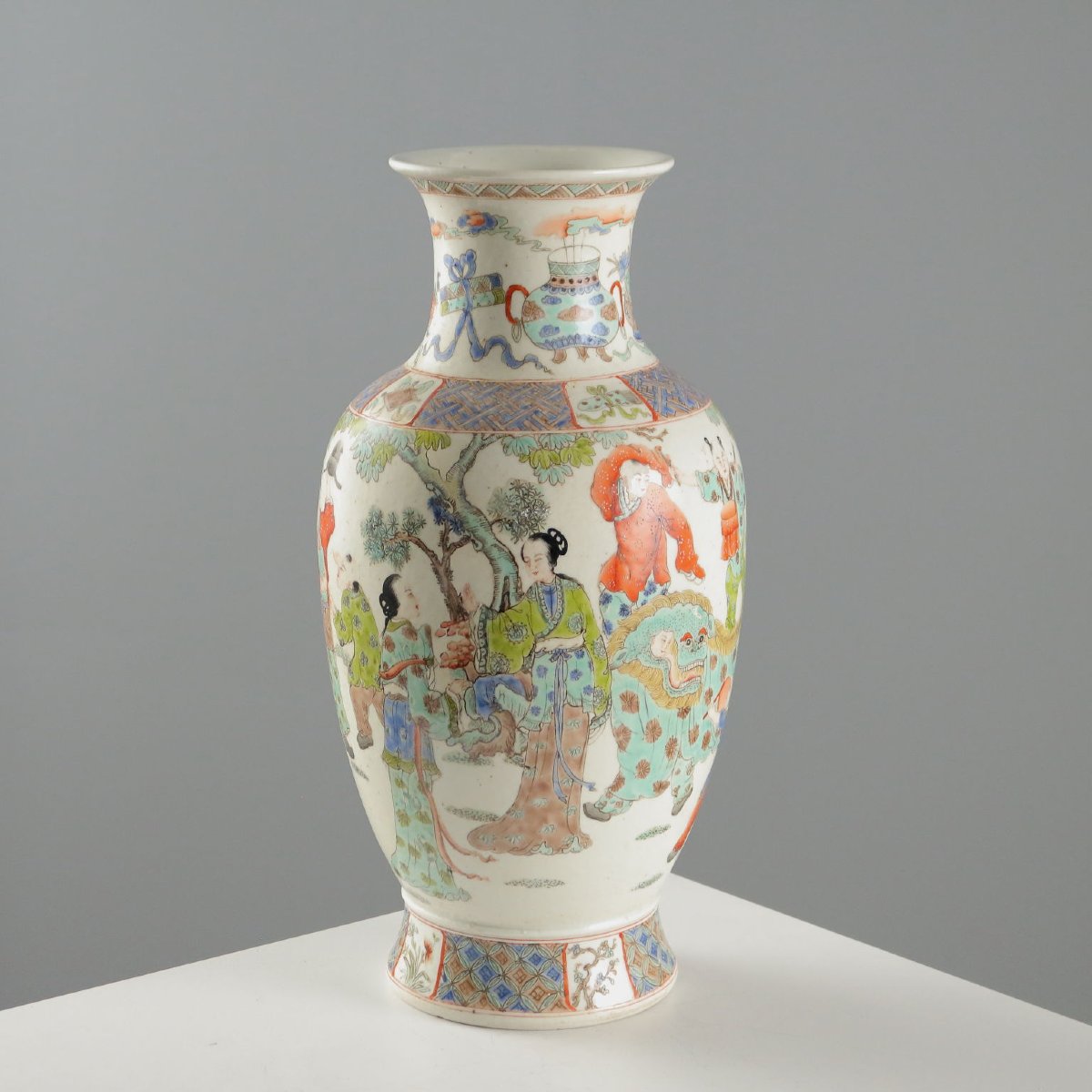 Vase balustre en porcelaine  Chine, fin de la dynastie Qing, 1868-1912