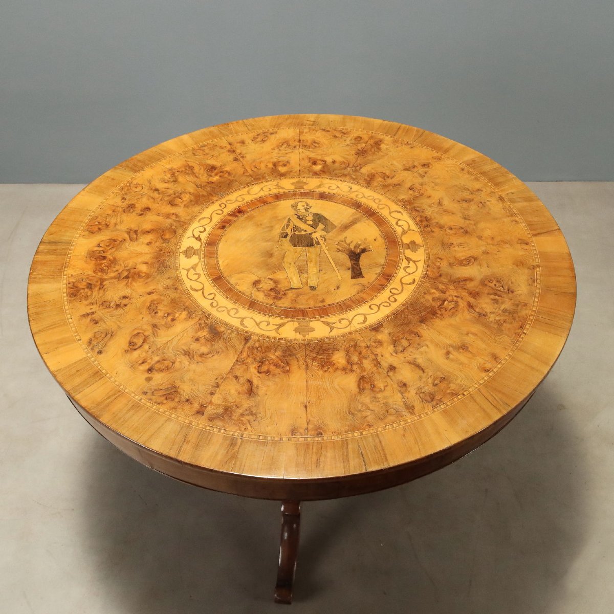 Table Ronde en Noyer avec Marqueterie de Vittorio Emanuele II Rolo, milieu du XIXe siècle-photo-4