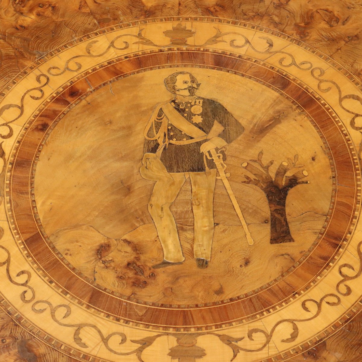 Table Ronde en Noyer avec Marqueterie de Vittorio Emanuele II Rolo, milieu du XIXe siècle-photo-3