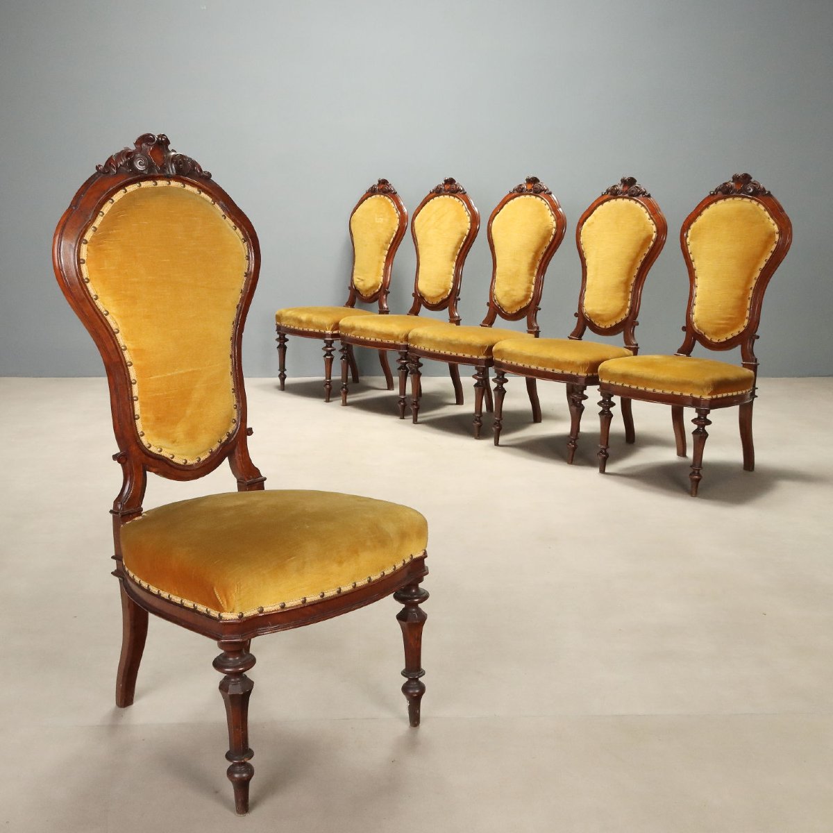 Chaises Umbertines Anciennes Noyer Gravé Italie XIXe Siècle 