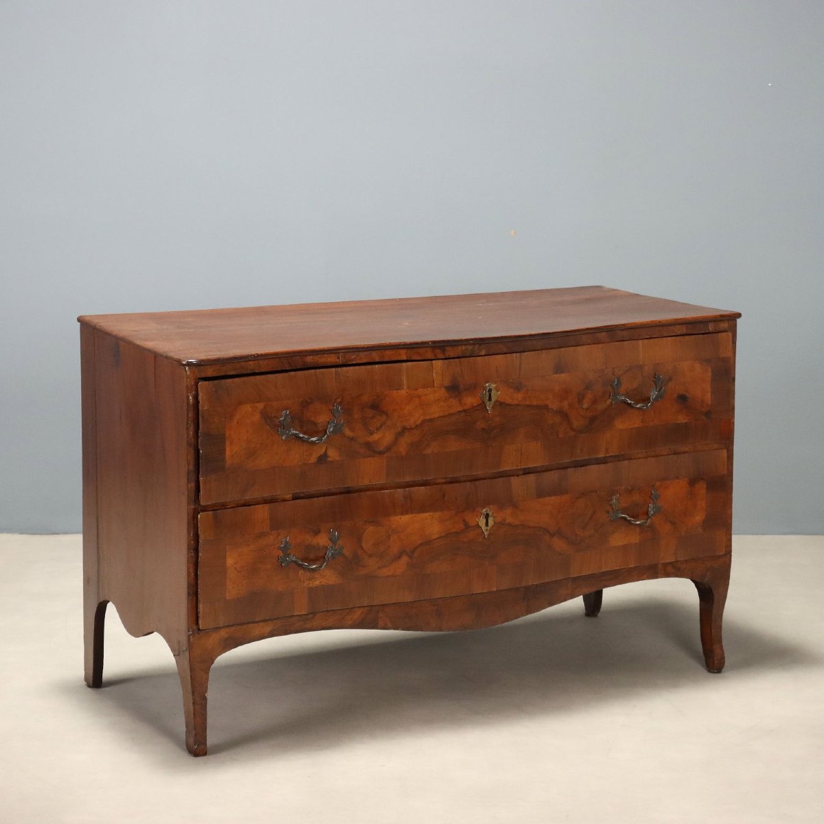 Commode Barocchetto Lombardo-Vénitien en Noyer Italie, milieu du XVIIIe siècle