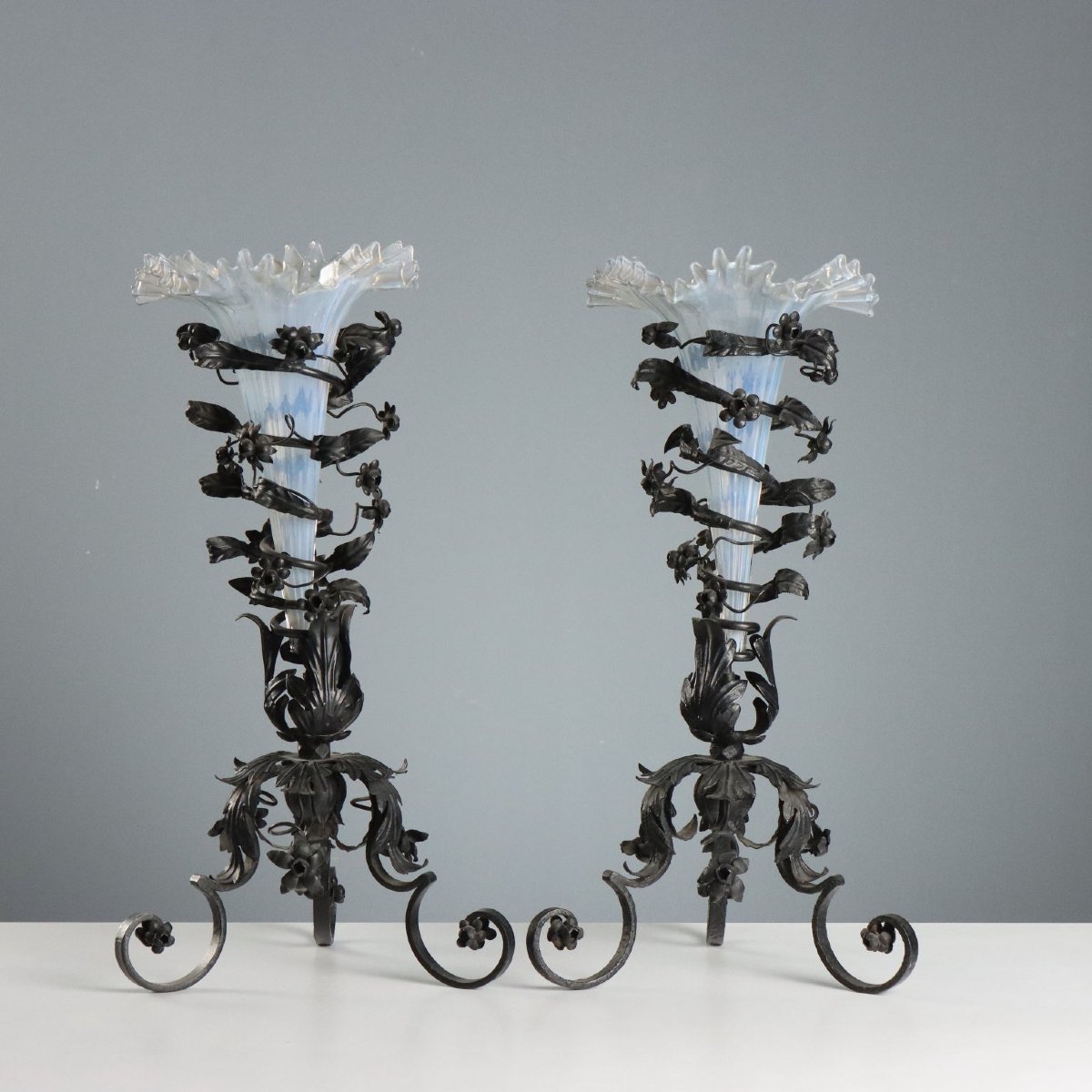 Paire de vases en fer forgé et verre, fabrication de Murano Italie, début des années 1900