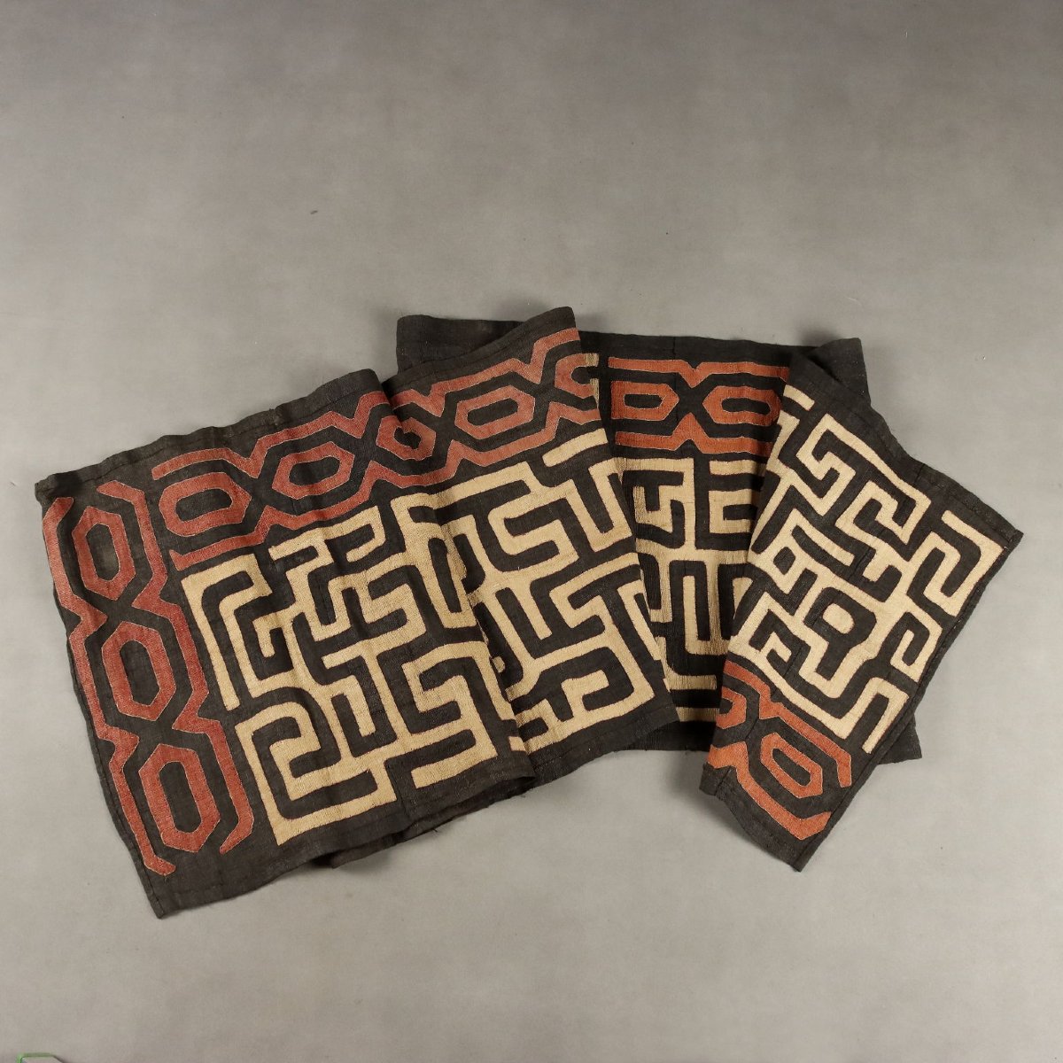 Tissu en Raphia Royal Ntshak Motif Labyrinthe Art Kuba Congo Original
