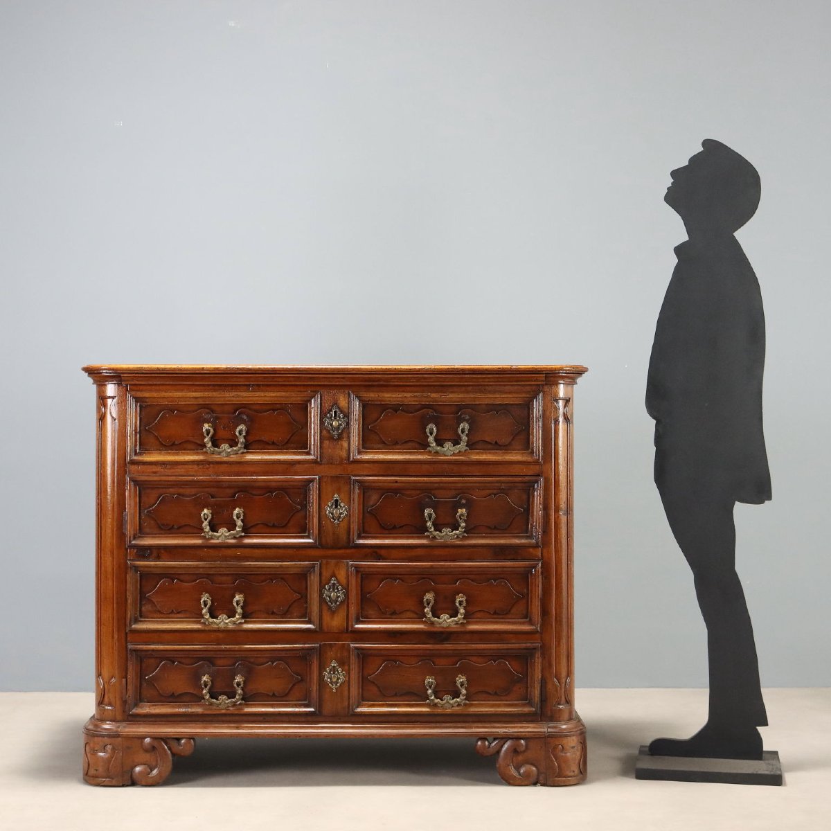 Early 17th-century Lombardy Baroque Chest In Walnut With Molded Drawers-photo-2