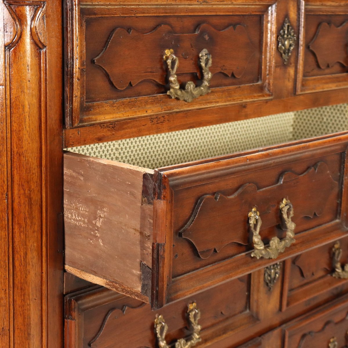 Early 17th-century Lombardy Baroque Chest In Walnut With Molded Drawers-photo-3