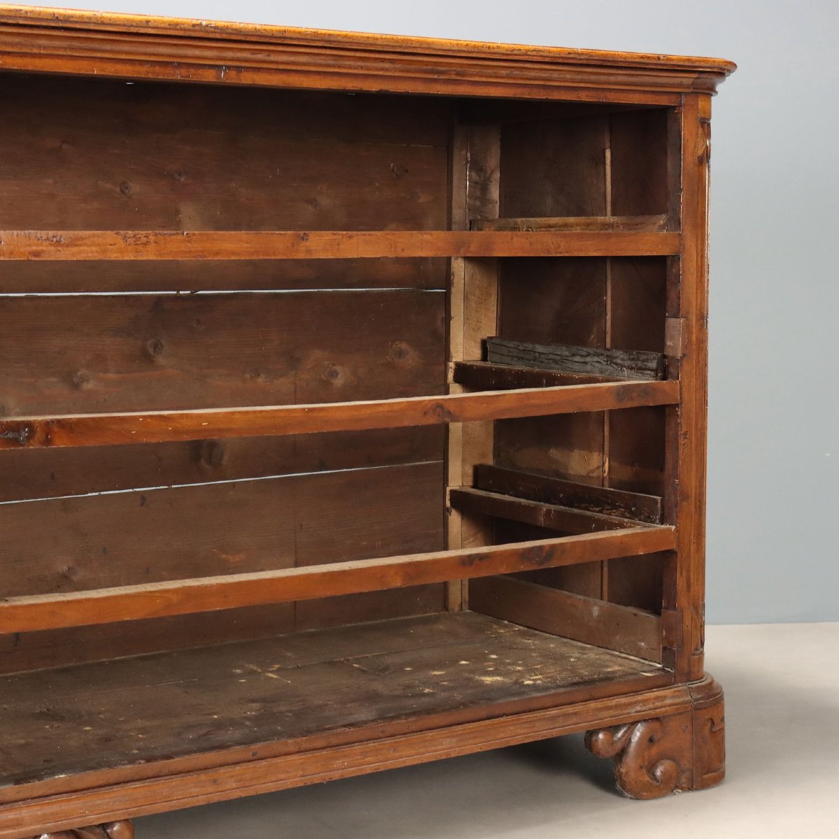 Early 17th-century Lombardy Baroque Chest In Walnut With Molded Drawers-photo-4
