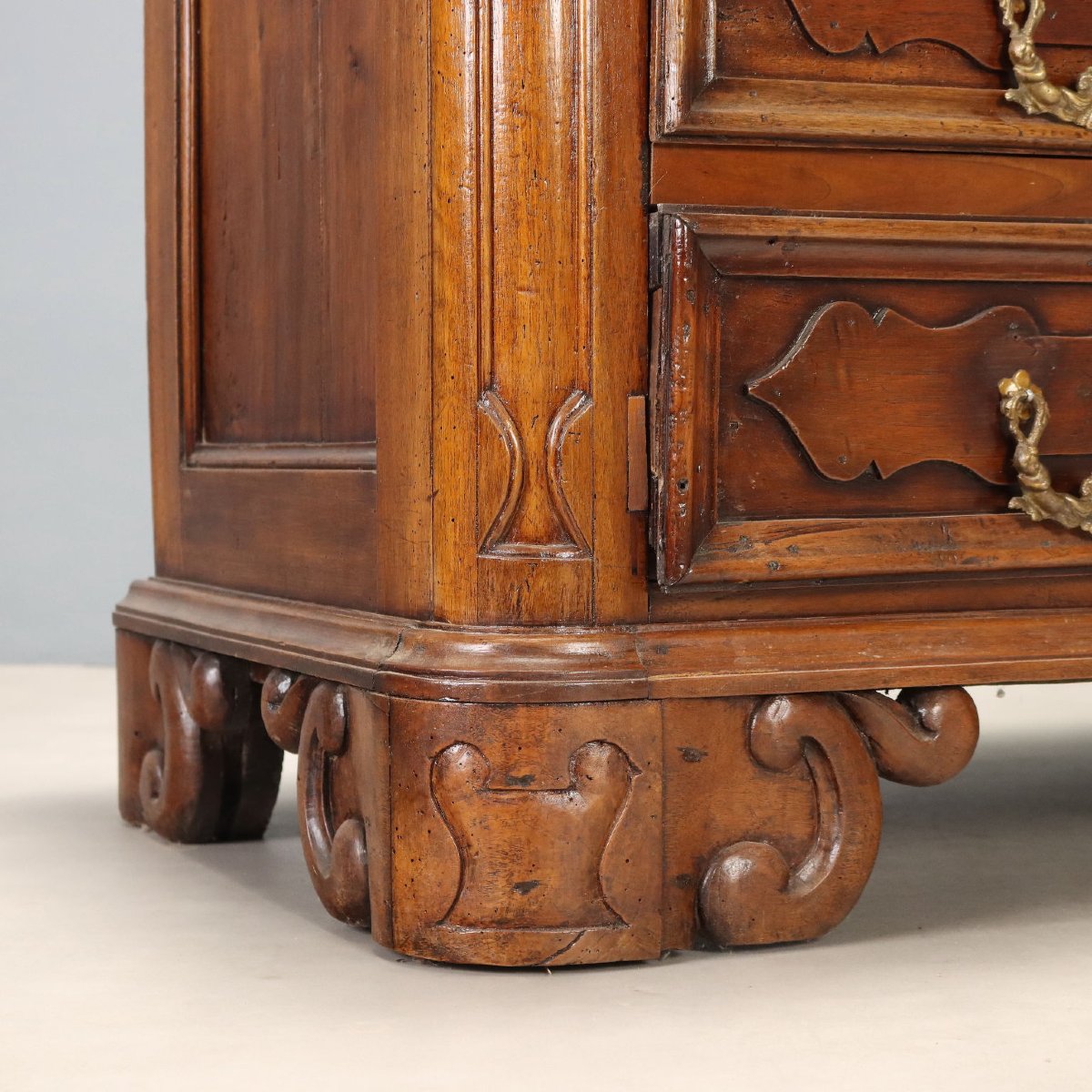Early 17th-century Lombardy Baroque Chest In Walnut With Molded Drawers-photo-1