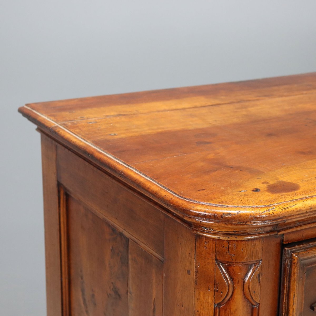 Early 17th-century Lombardy Baroque Chest In Walnut With Molded Drawers-photo-2