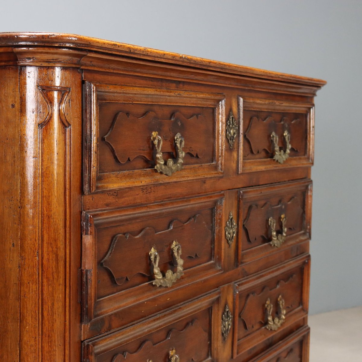 Early 17th-century Lombardy Baroque Chest In Walnut With Molded Drawers-photo-4