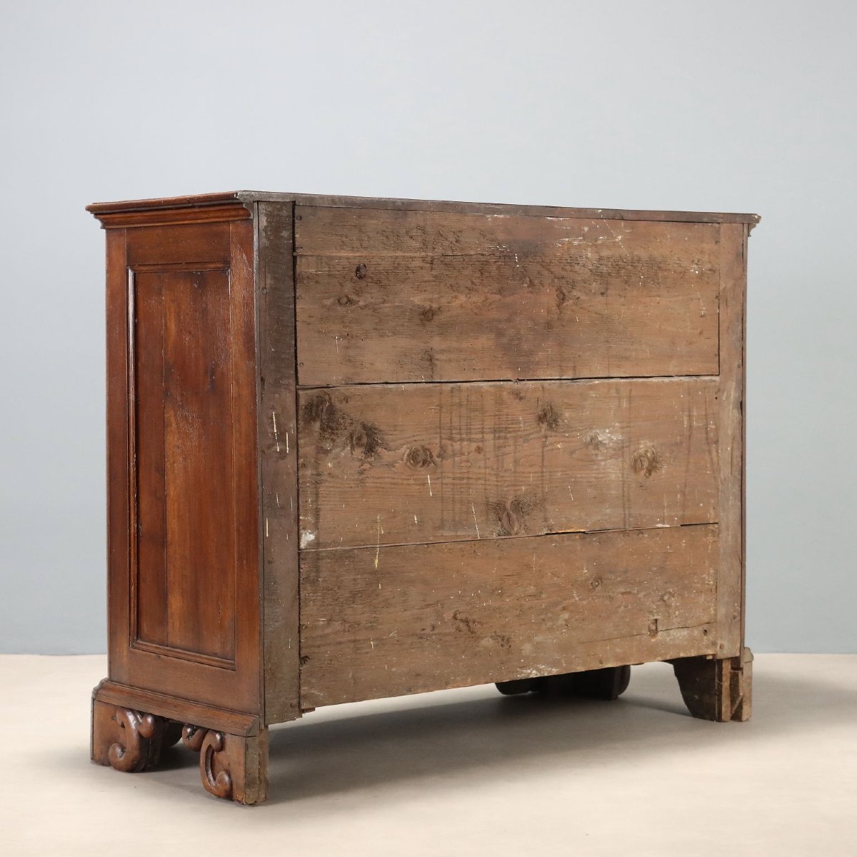 Early 17th-century Lombardy Baroque Chest In Walnut With Molded Drawers-photo-6