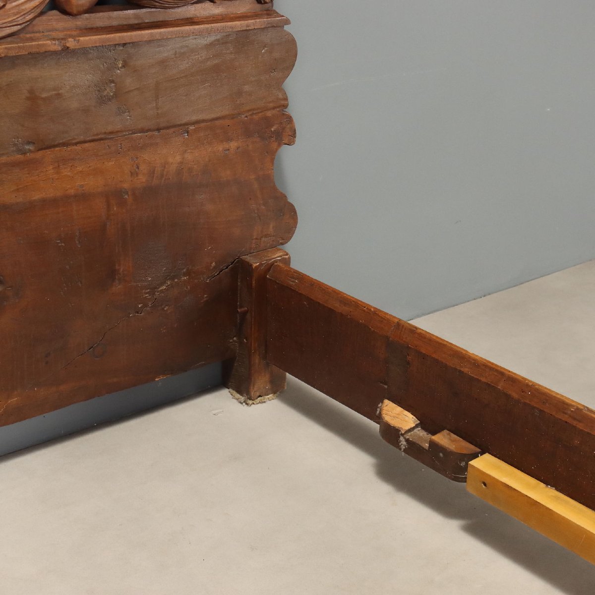 Early 19th-century Italian Walnut Single Bed With Carvings-photo-4