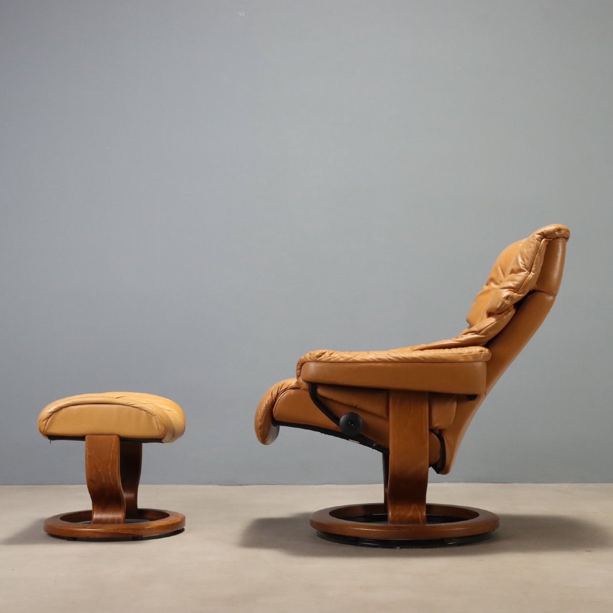 Vintage Ekornes Armchair With Footrest, Cognac Leather, Original 1980s Design-photo-3