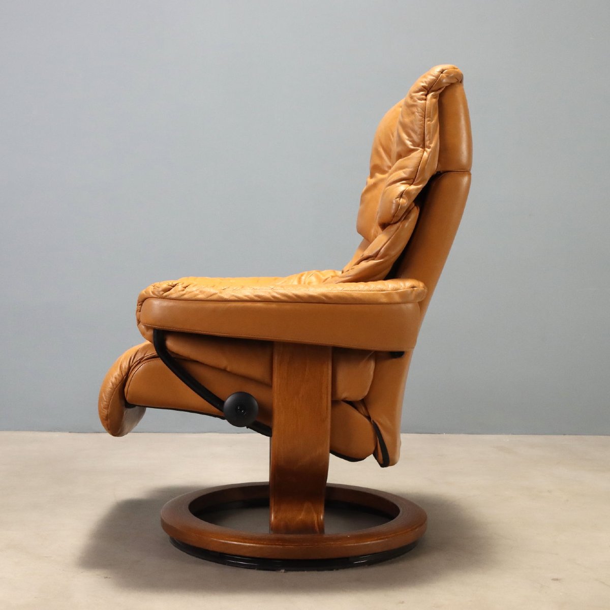 Vintage Ekornes Armchair With Footrest, Cognac Leather, Original 1980s Design-photo-4
