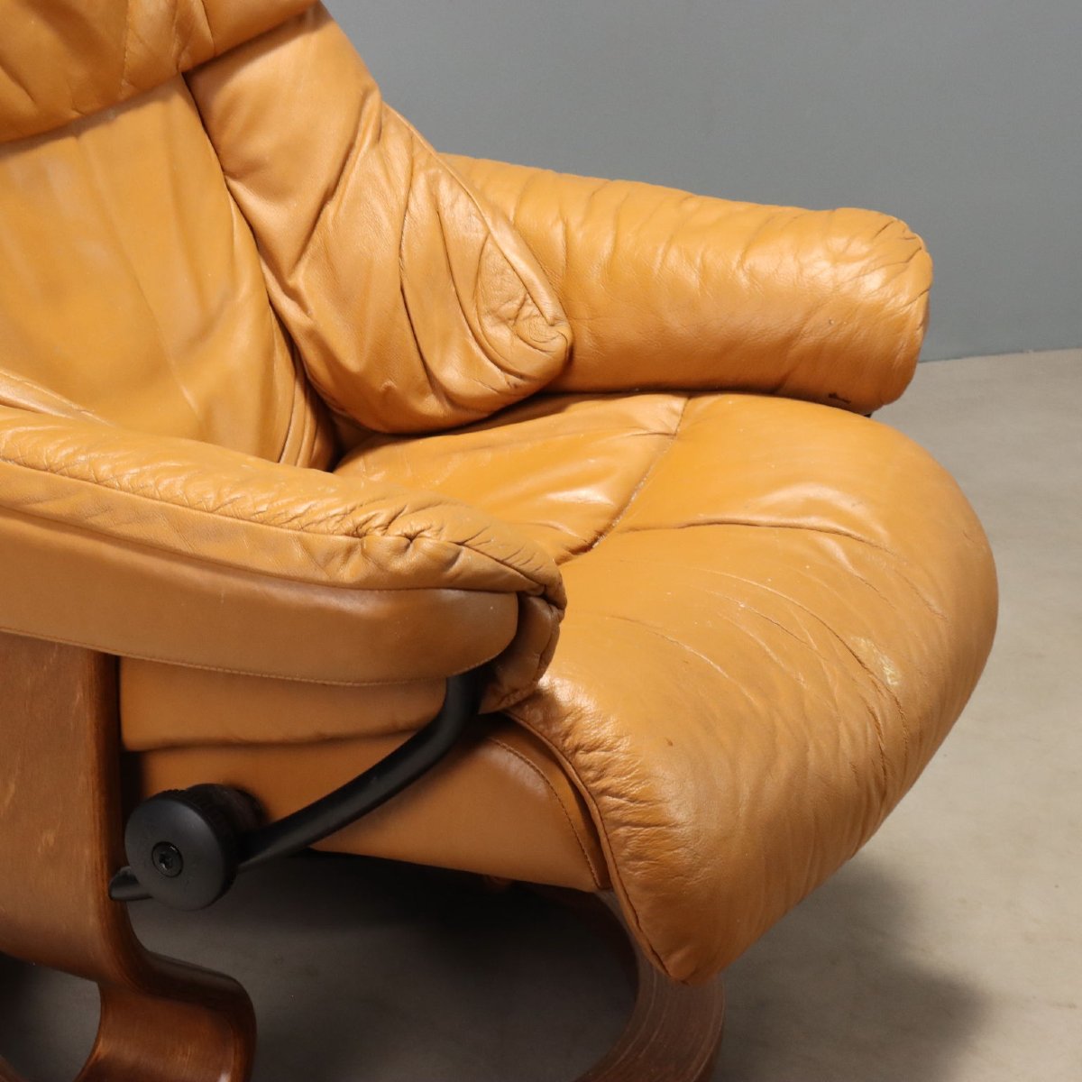Vintage Ekornes Armchair With Footrest, Cognac Leather, Original 1980s Design-photo-1