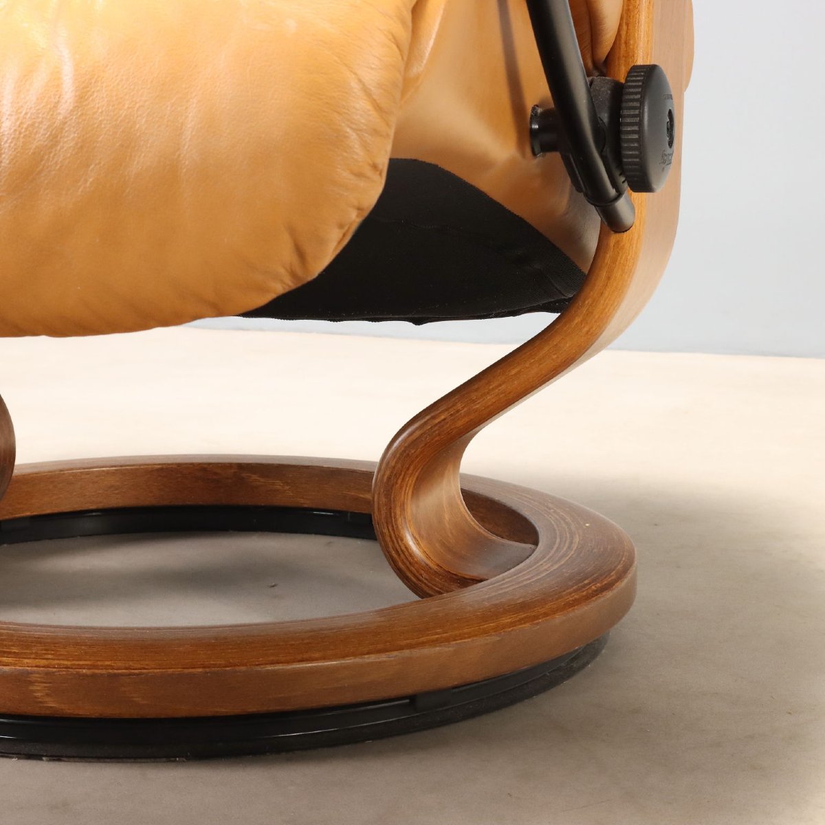 Vintage Ekornes Armchair With Footrest, Cognac Leather, Original 1980s Design-photo-4