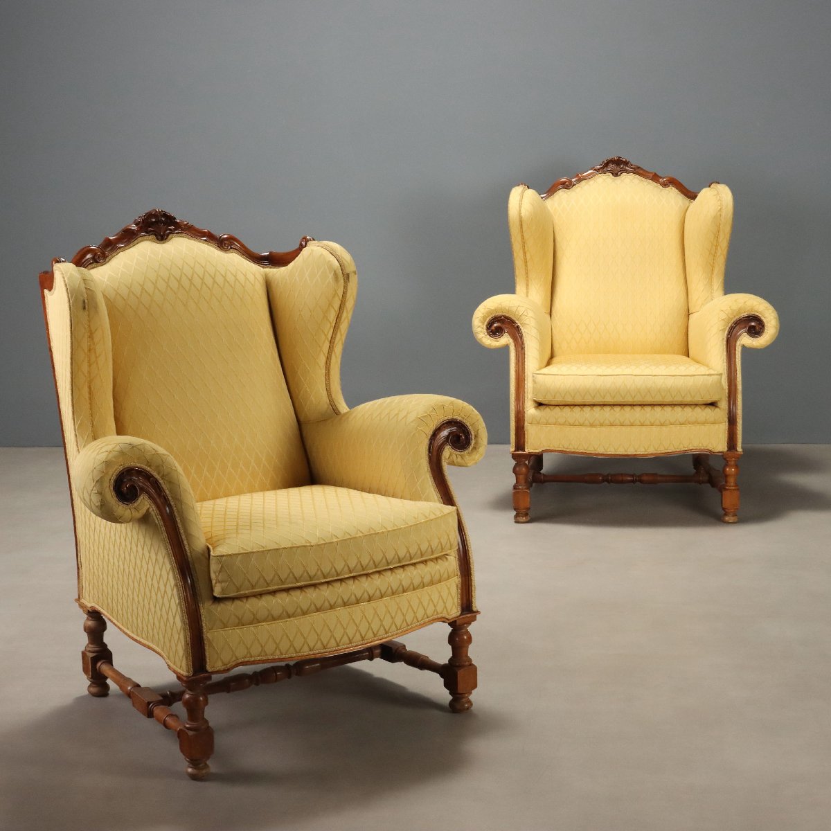 Paire de Fauteuils en Noyer Sculpté - Italie XXe Siècle