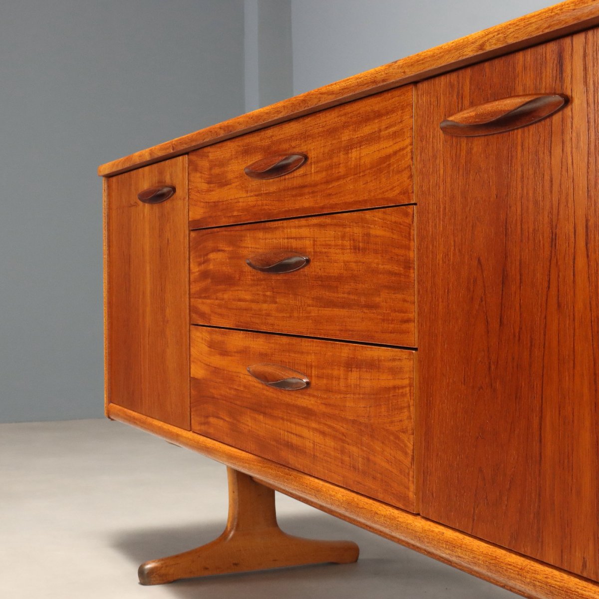 Vintage Sideboard Teak Veneer Design United Kingdom 1960s-photo-2