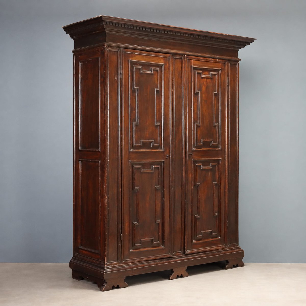 Armoire Style Baroque en Hêtre Teinté Noyer Italie, fin du XIXe siècle