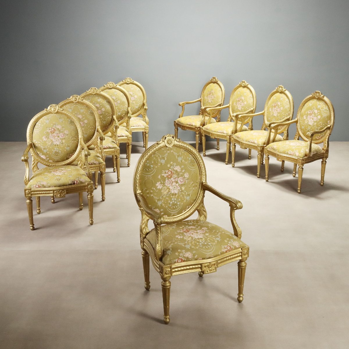 Groupe de Dix Fauteuils Néoclassiques en Bois Doré  Italie, troisième quart du XIXe siècle