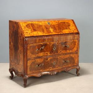 Bureau en Noyer et Ronce de Noyer du XVIIIe Siècle, Piacenza, Italie