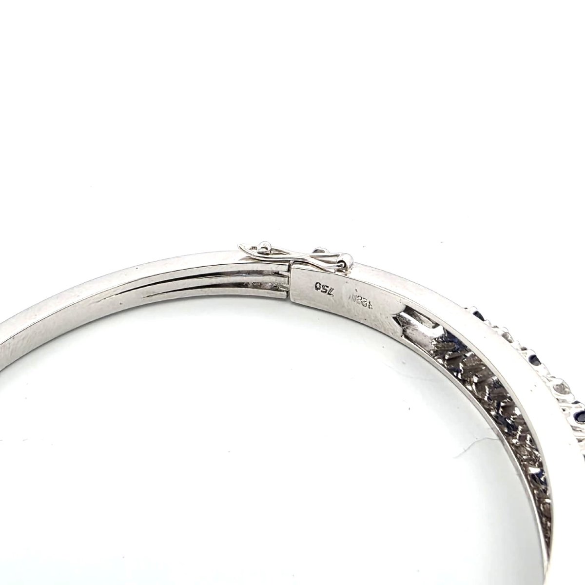 Bracelet rigide en or blanc 18kt avec saphirs et diamants-photo-1