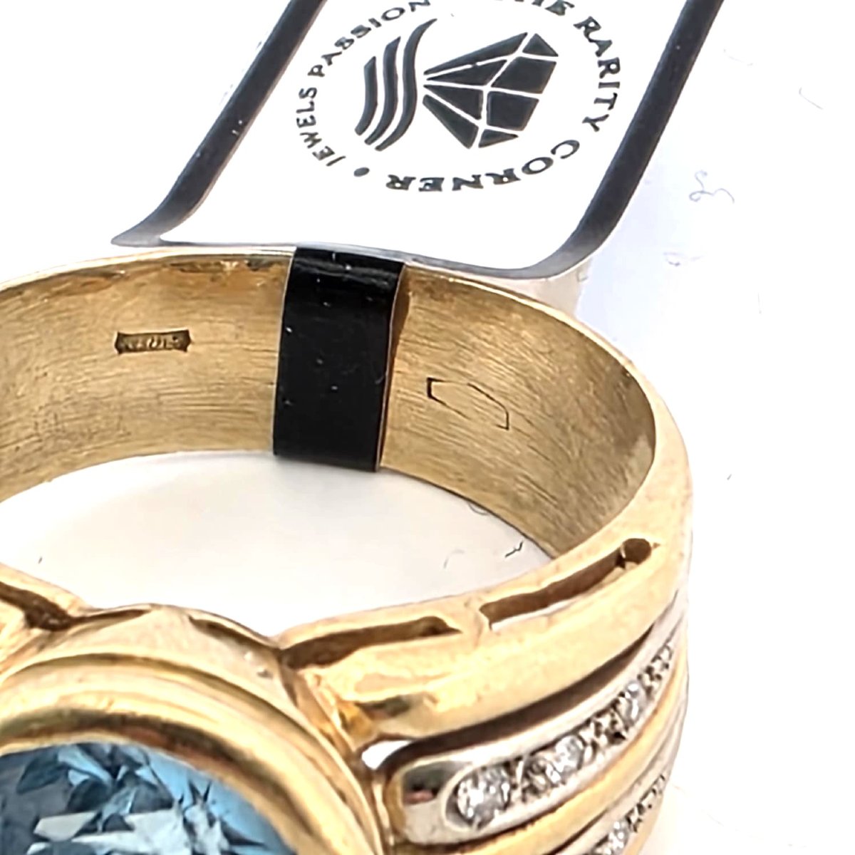90s Ring In Solid 18kt Yellow Gold With Large Blue Topaz And Diamonds On The Sides Of The Shank-photo-2