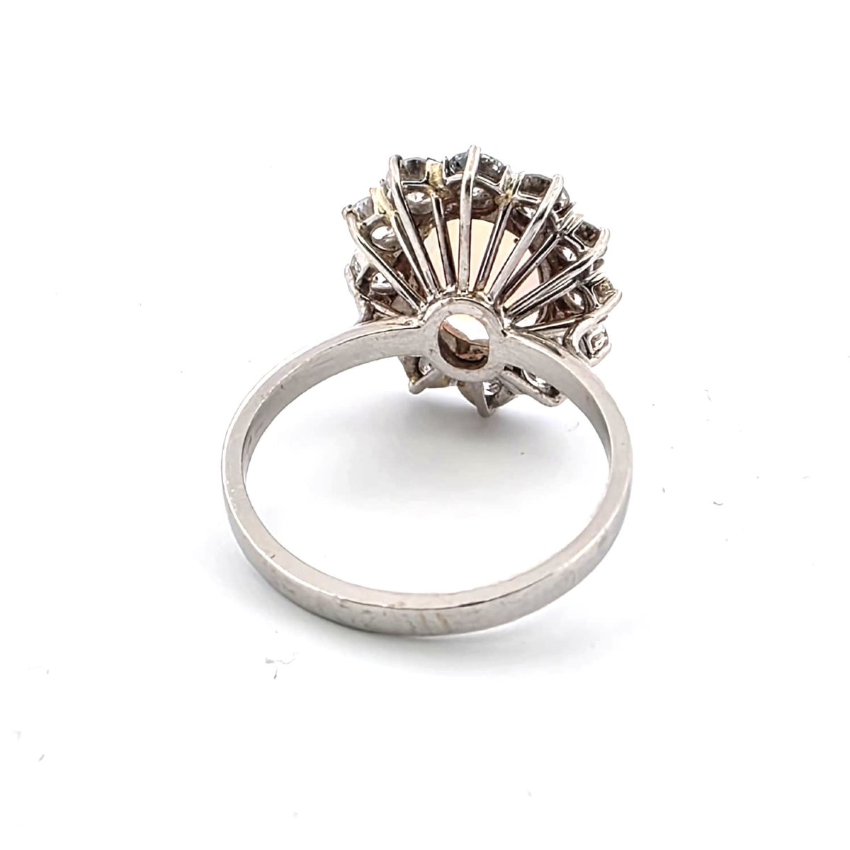 Bague en or blanc avec grande opale et diamants à contour-photo-2