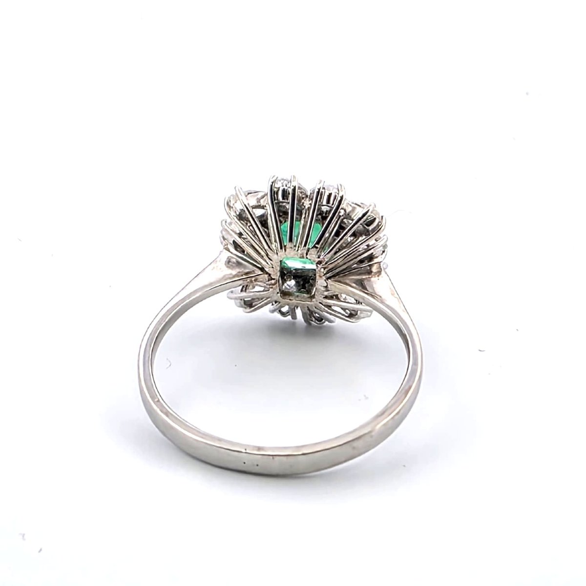 Gorgeous 18kt White Gold Ring With Zambia Emerald And Surrounding Diamonds-photo-3