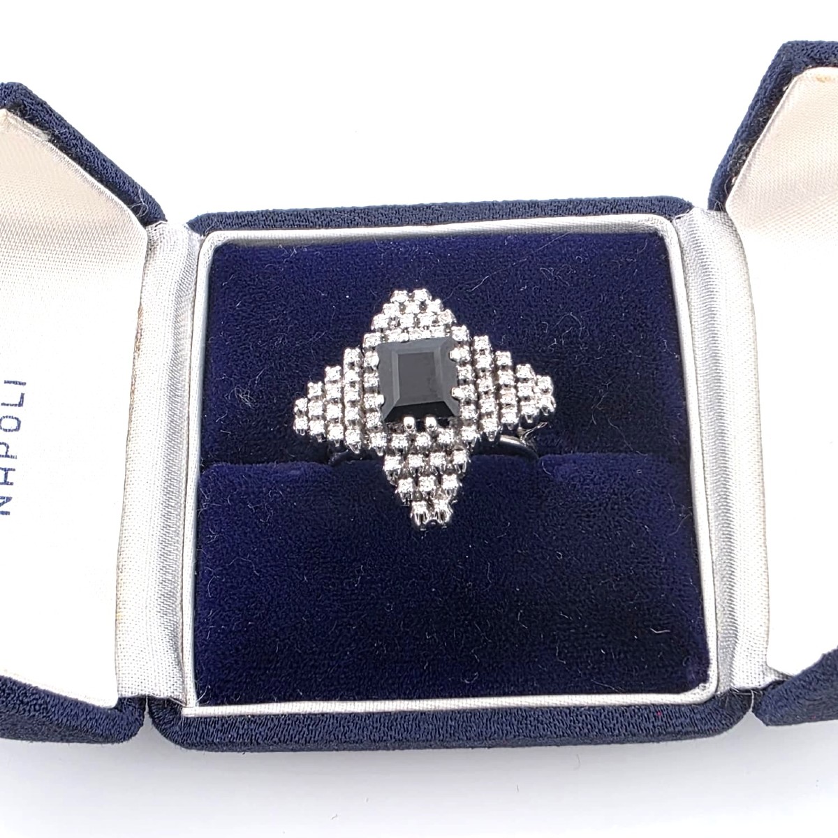 18kt White Gold Ring With Sapphire And Diamonds