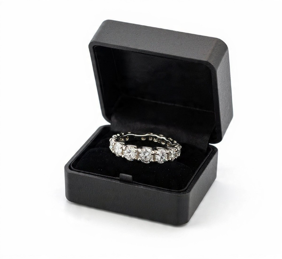 18kt White Gold Ring With Diamonds