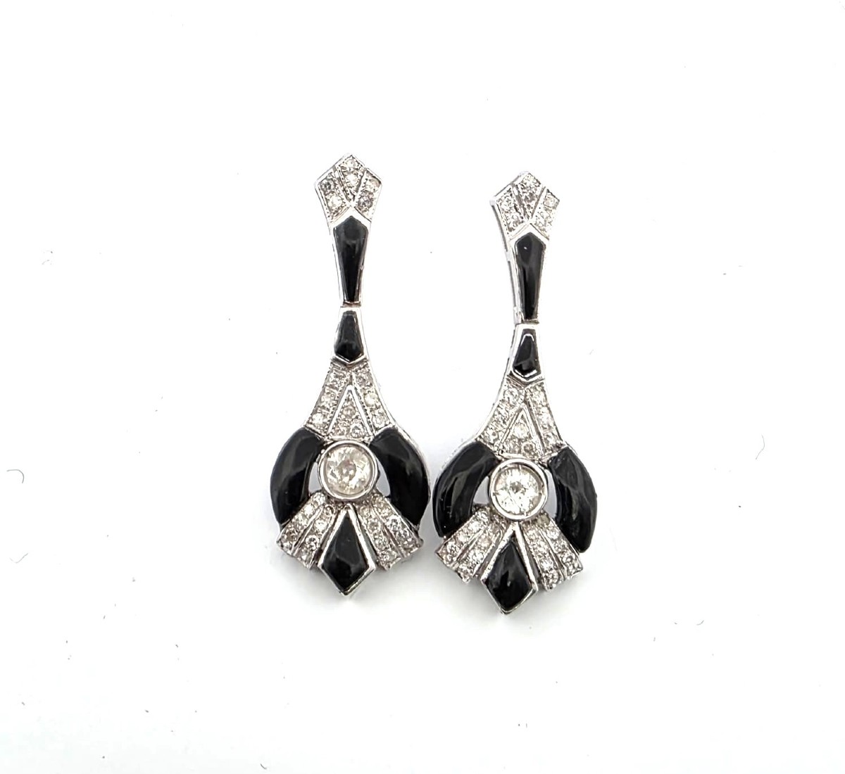 18kt White Gold Art Deco Earrings With Diamonds And Onyx In The 1930s