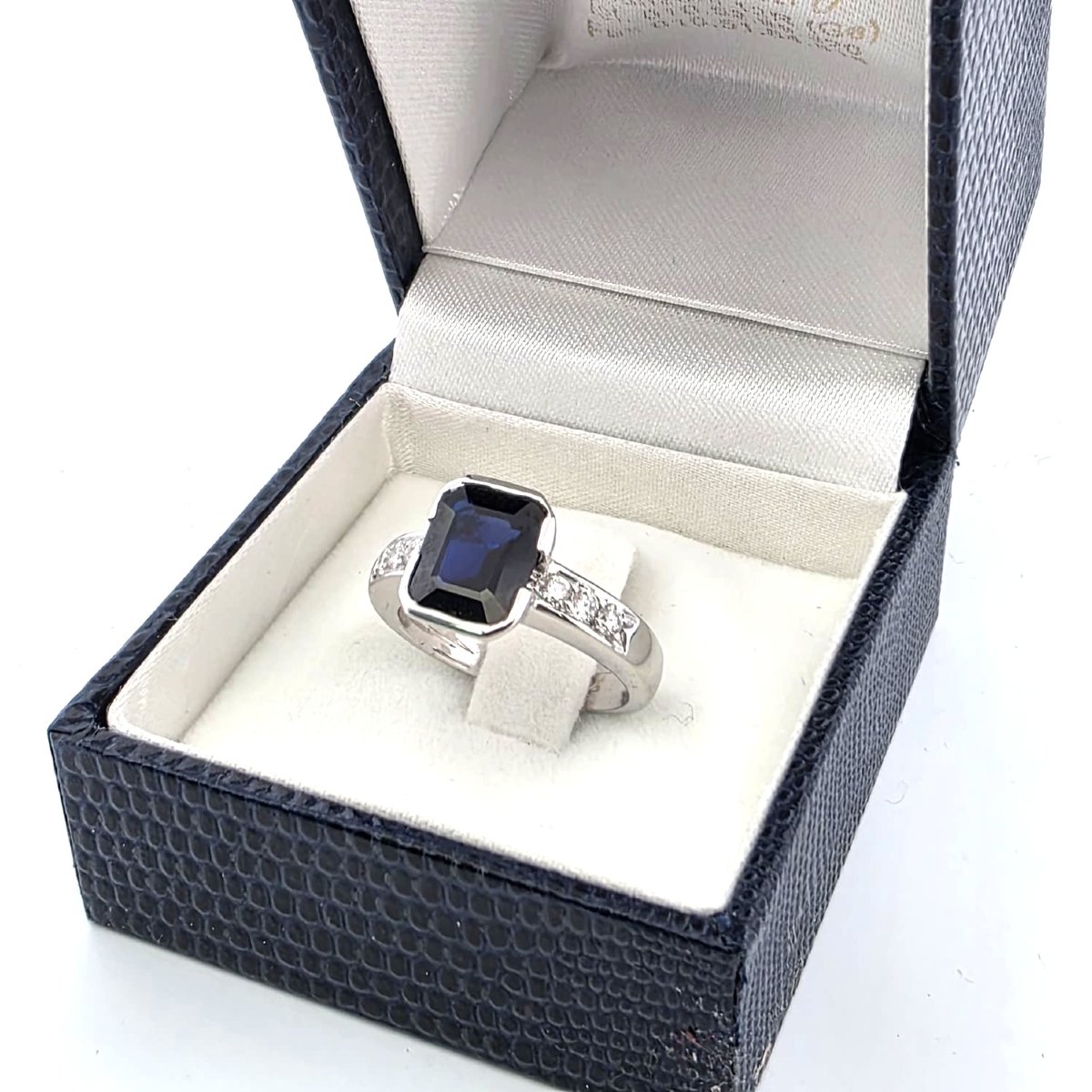 18kt White Gold Ring With Central Sapphire And Surrounding Diamonds-photo-2