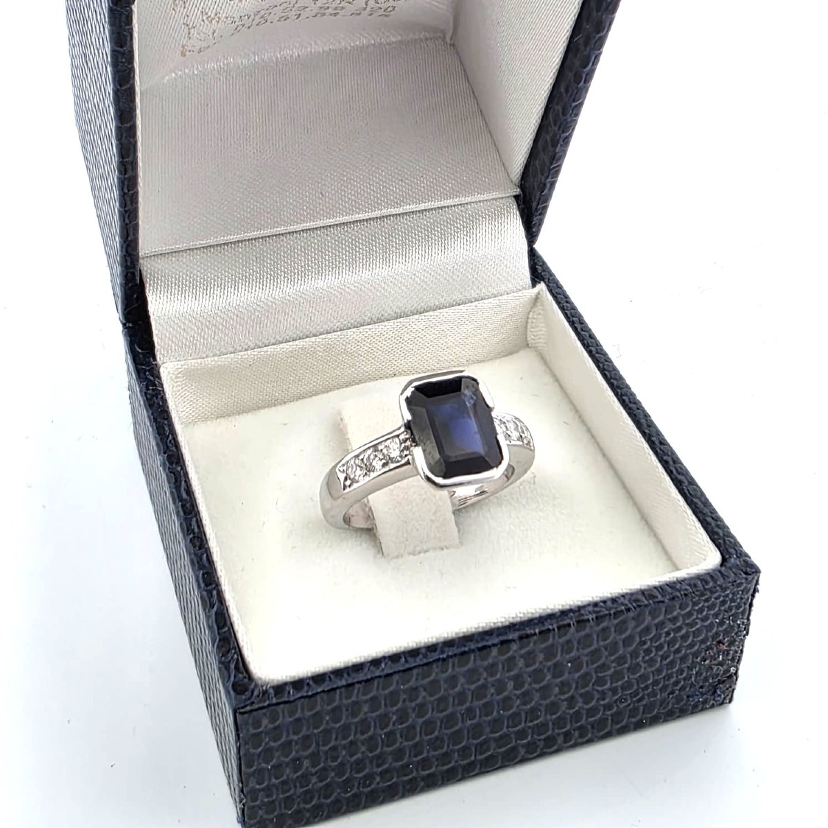 18kt White Gold Ring With Central Sapphire And Surrounding Diamonds-photo-3