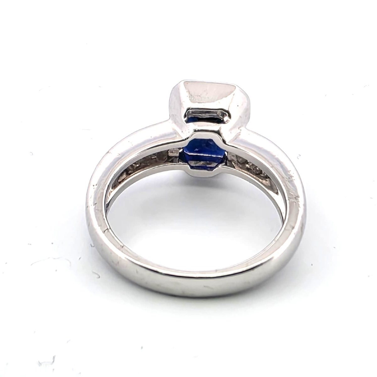 18kt White Gold Ring With Central Sapphire And Surrounding Diamonds-photo-2
