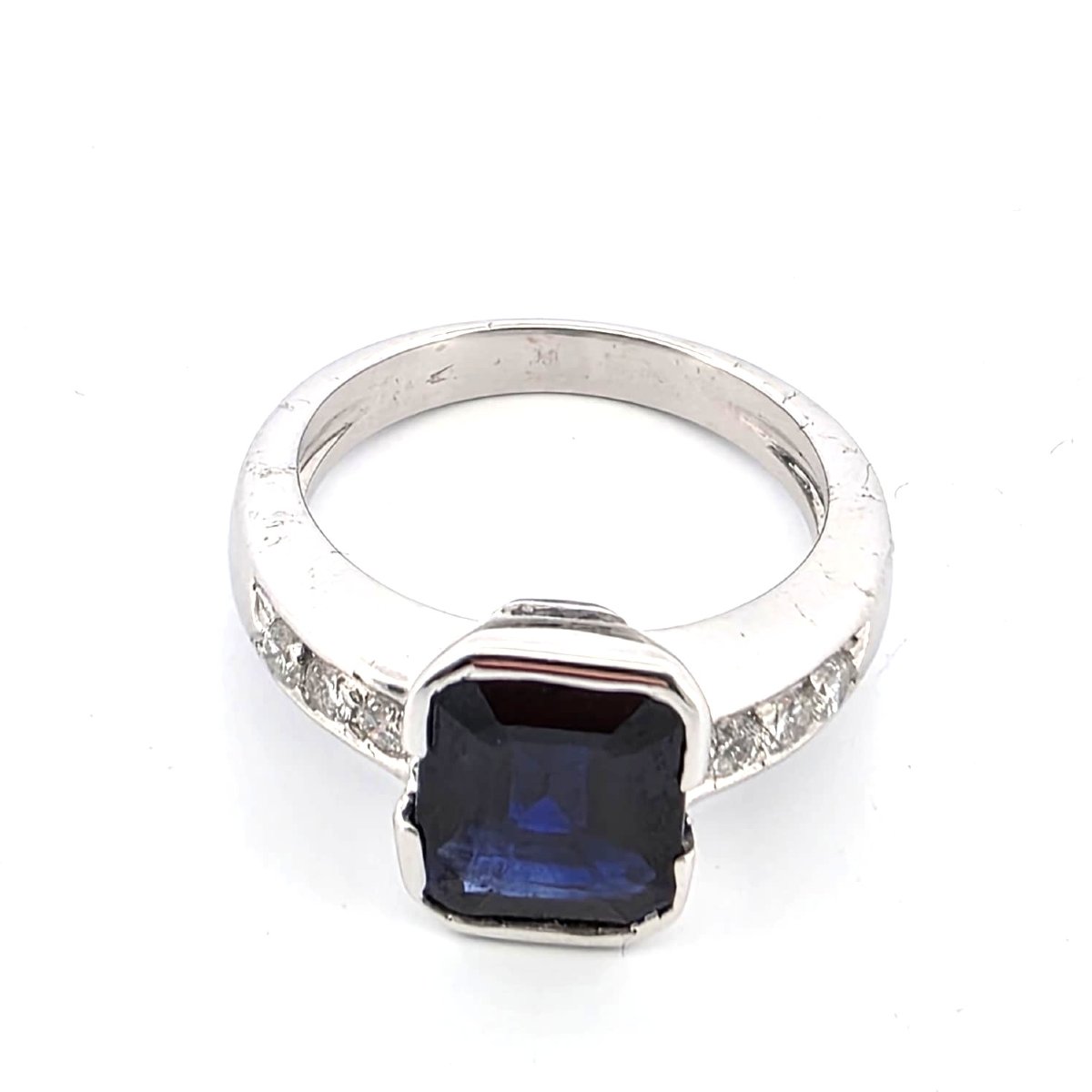 18kt White Gold Ring With Central Sapphire And Surrounding Diamonds-photo-3