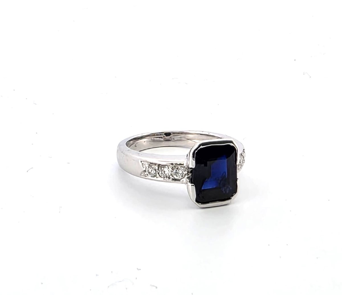 18kt White Gold Ring With Central Sapphire And Surrounding Diamonds-photo-4