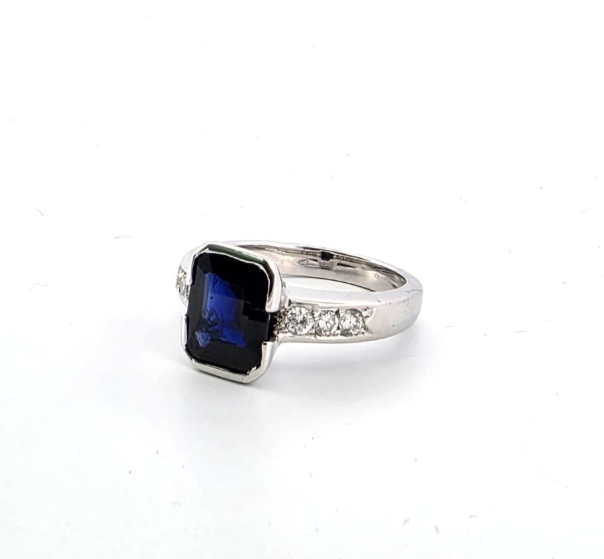 18kt White Gold Ring With Central Sapphire And Surrounding Diamonds-photo-5