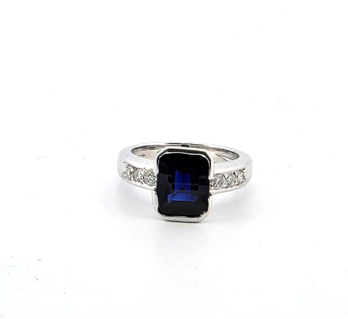 18kt White Gold Ring With Central Sapphire And Surrounding Diamonds-photo-6