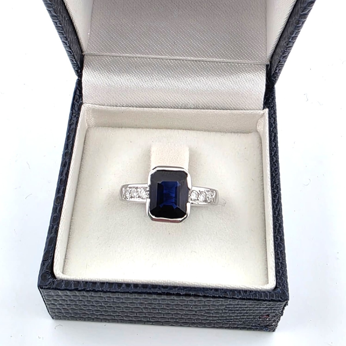 18kt White Gold Ring With Central Sapphire And Surrounding Diamonds