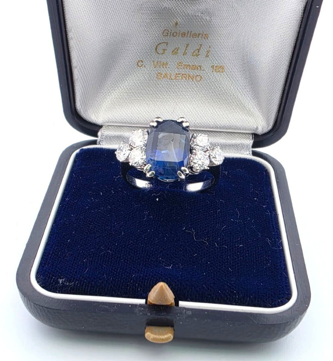 Bague en or blanc 18 carats avec saphir naturel birman et diamants