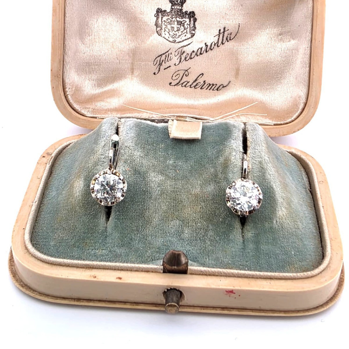 Boucles d’oreilles années 30 en or blanc 18kt avec deux diamants old mine importants