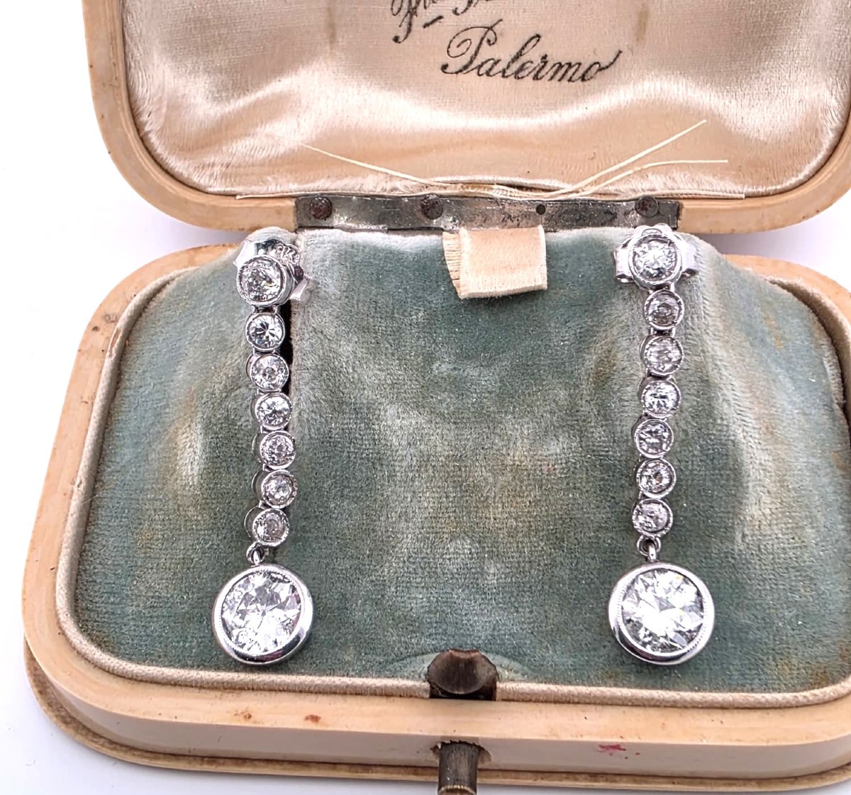 Boucles d’oreilles en or blanc 18kt avec des diamants importants