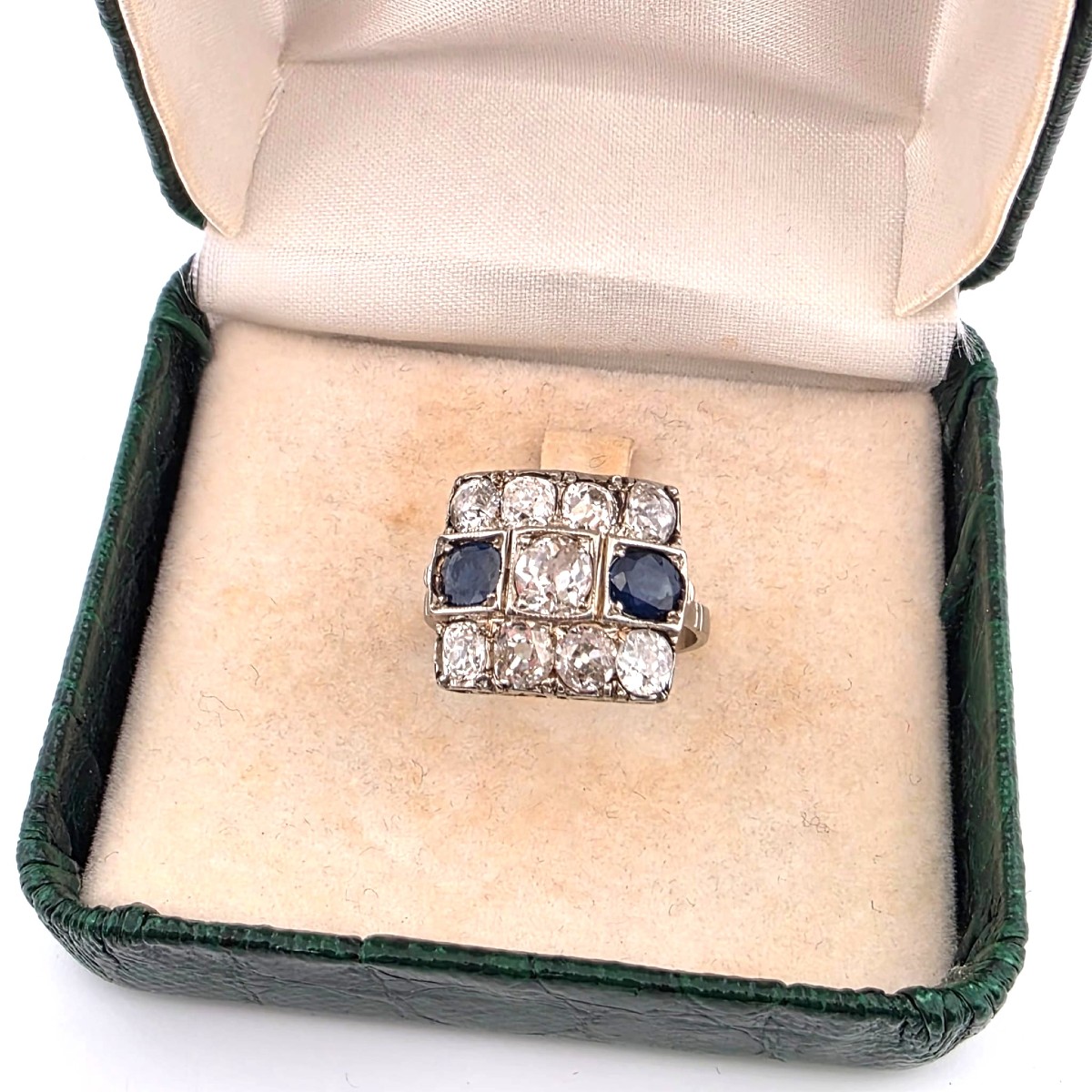 Bague en or blanc 18kt avec saphirs et diamants