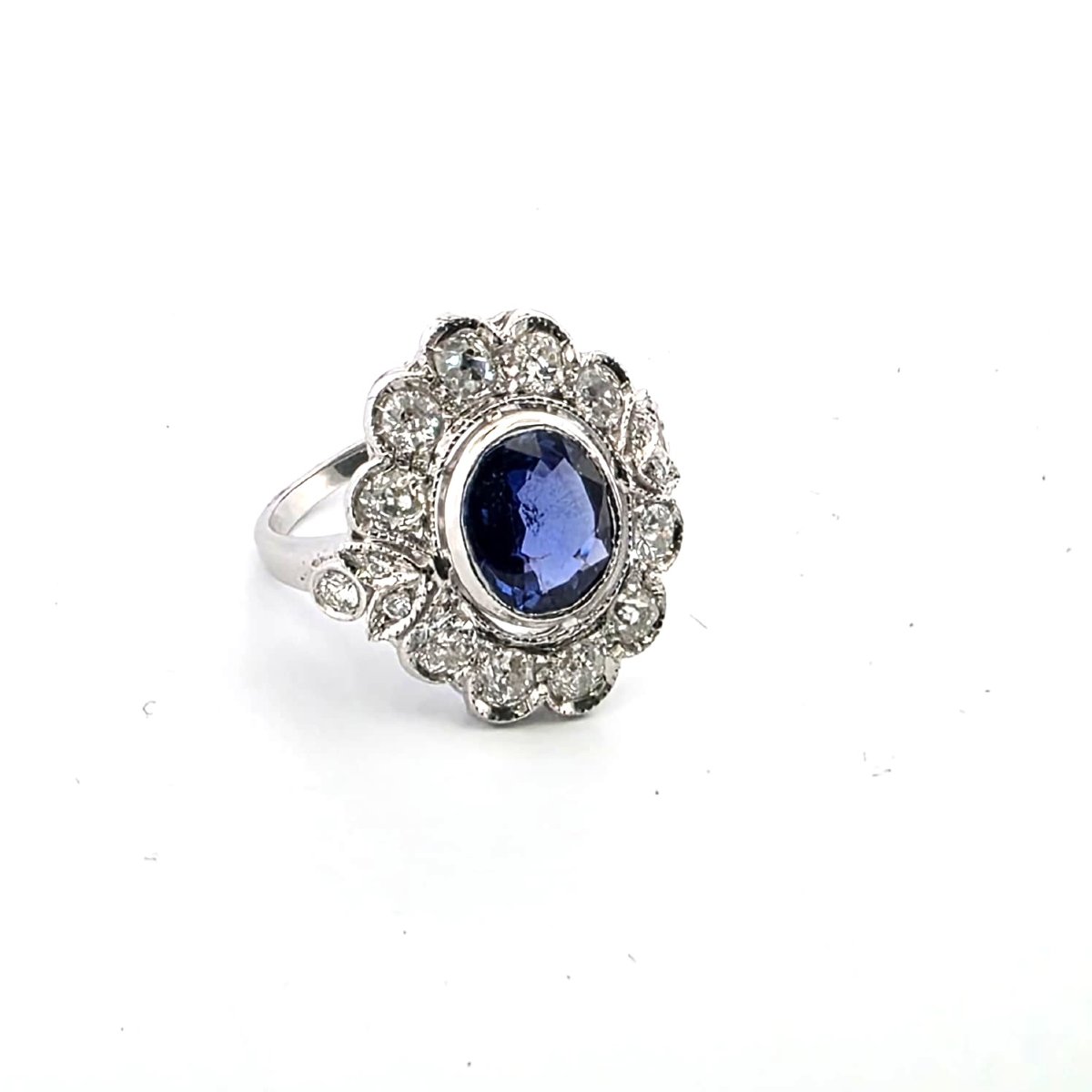 Bague en or blanc 18kt avec un saphir central et des diamants-photo-2