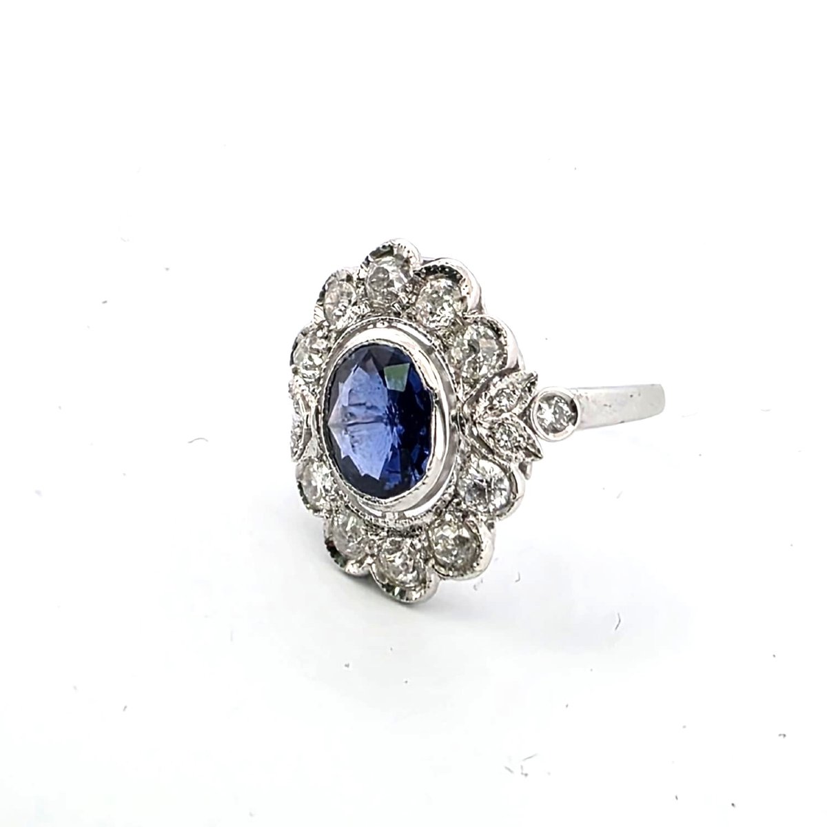 Bague en or blanc 18kt avec un saphir central et des diamants-photo-3