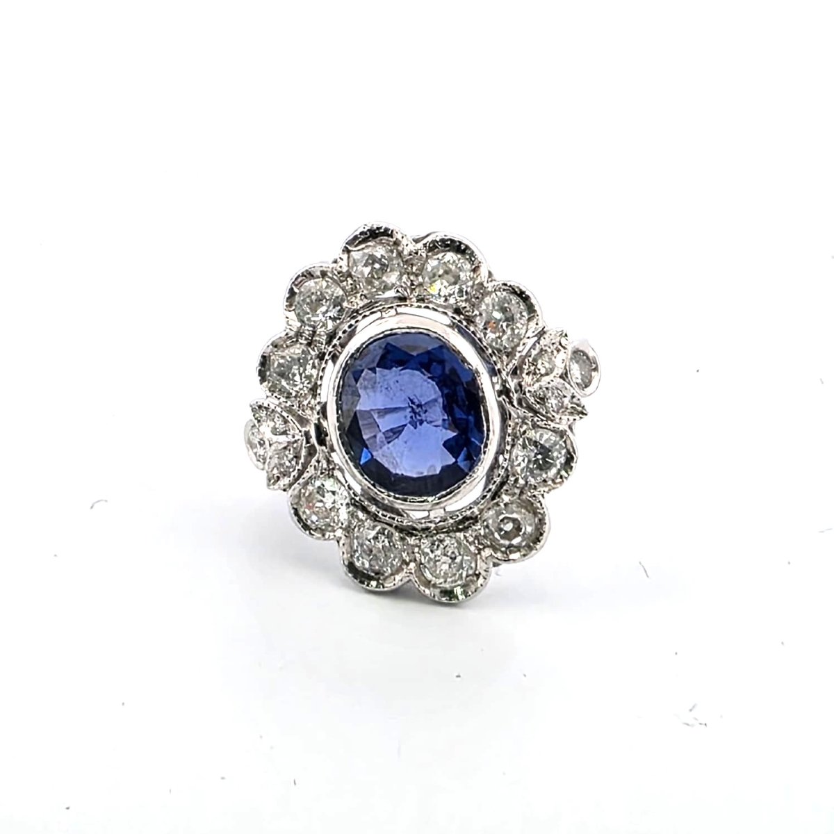 Bague en or blanc 18kt avec un saphir central et des diamants-photo-4