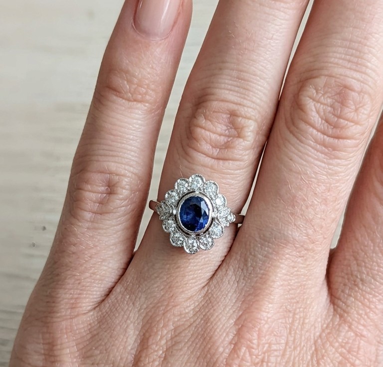 Bague en or blanc 18kt avec un saphir central et des diamants-photo-1